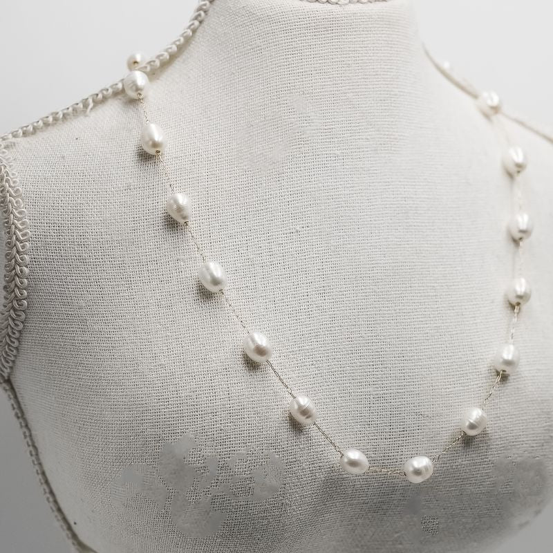Collana media perle di fiume irregolari color bianco con chiusura in lega